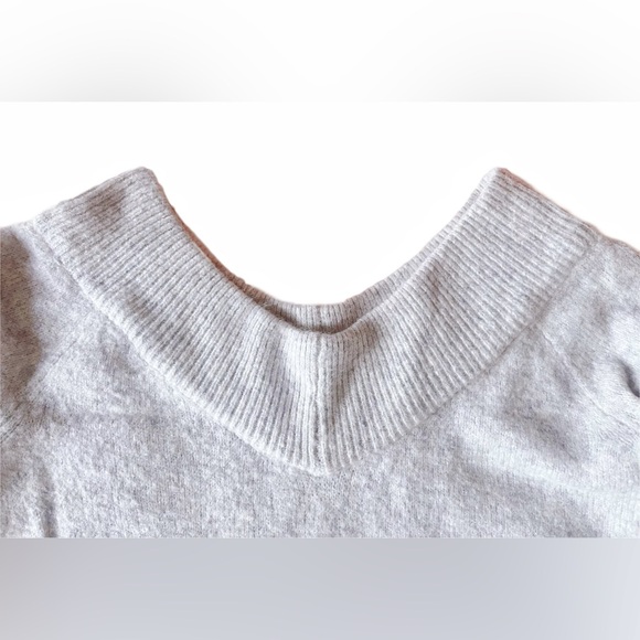 H&M Women’s V-Neck Off-the-Shoulder Knit Sweater Pullover Long Sleeve Top Size S - Picture 3 of 5